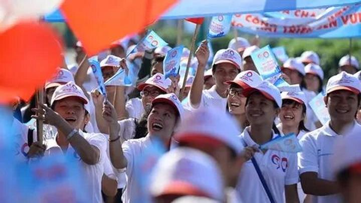 Nội dung: Mùa hè đang đầy vui vẻ với những xu hướng mới, và Huda Ice Twist đang chinh